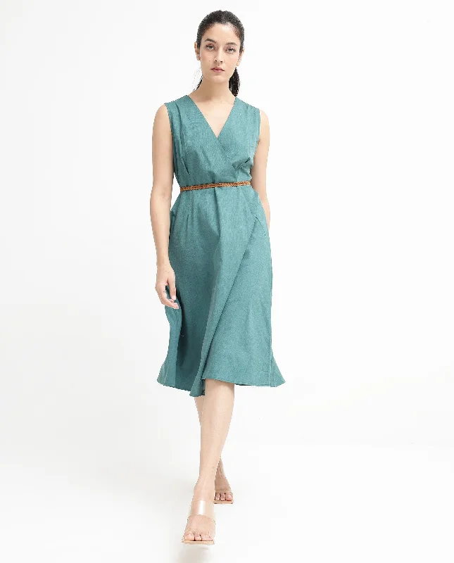Rareism Women Valmode Green Zipper Closure Sleeveless Over Lap Neck Fit And Flare Plain Midi Dress Chic Floral Print Midi Dress Rareism Women Valmode Green Zipper Closure Sleeveless Over Lap Neck Fit And Flare Plain Midi Dress Chic Floral Print Midi Dress