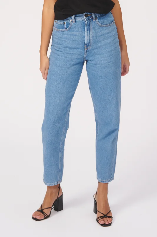 De Originale Performance Mom Jeans - Light Blue Denim Elegant Dark-Wash Bootcut Jeans De Originale Performance Mom Jeans - Light Blue Denim Elegant Dark-Wash Bootcut Jeans